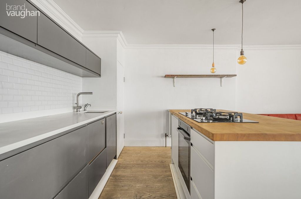Property photo 3 of 14 Kitchen