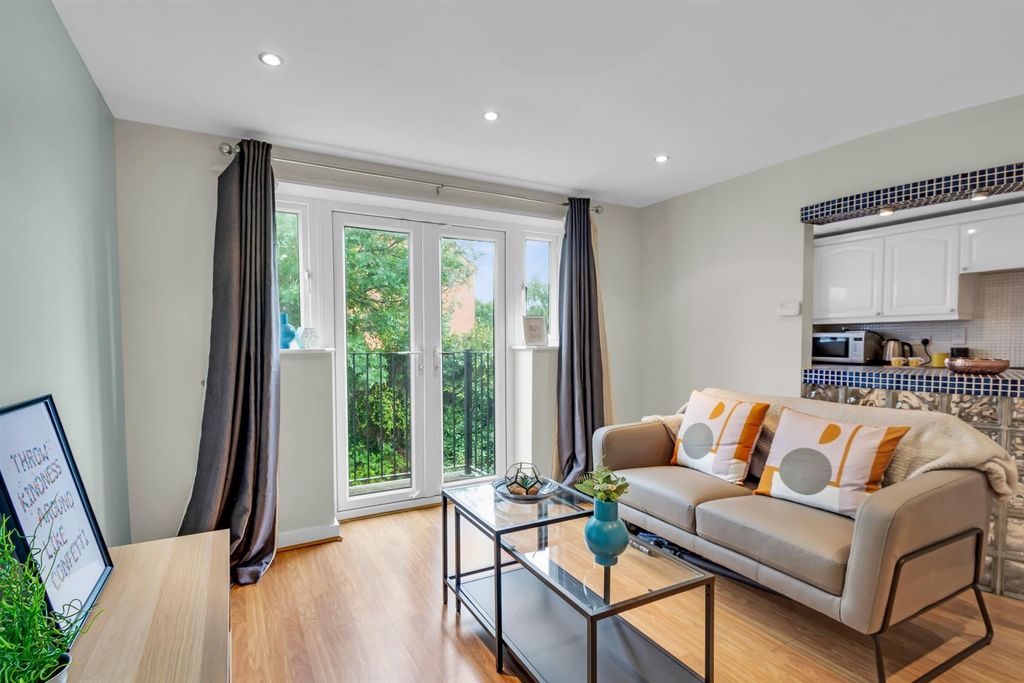 Property photo 1 of 5 Bright Modern Lounge With Patio Doors...