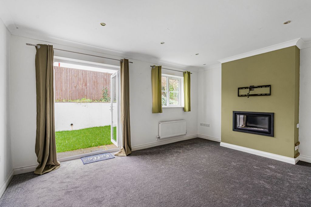 Property photo 2 of 21 Living Room