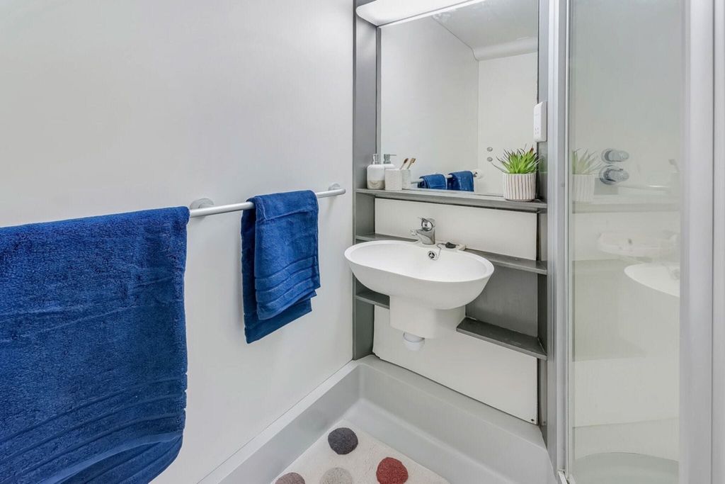 Property photo 3 of 10 Bathroom