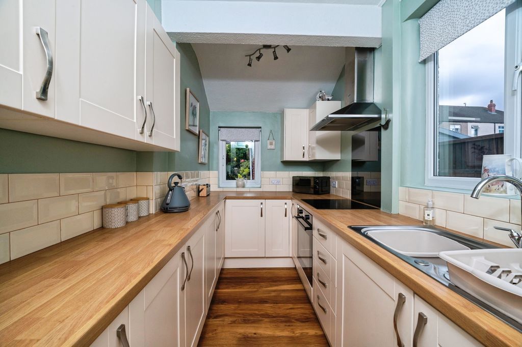 Property photo 3 of 13 Kitchen 2