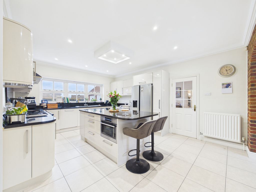 Property photo 2 of 29 Cam01354G0-Pr0649-Still013