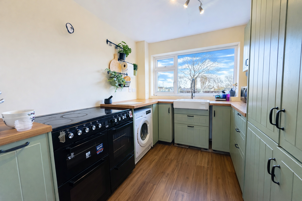 Property photo 2 of 11 Kitchen