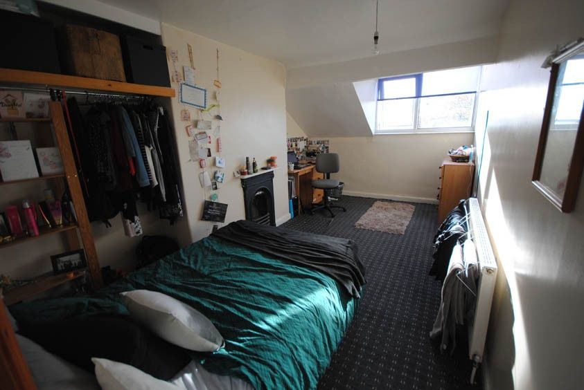 Property photo 3 of 14 Spacious, Well-Appointed Double Bedroom Featuring ...