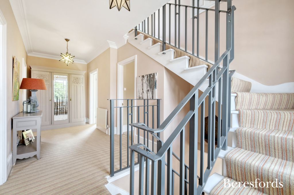 Property photo 2 of 45 Entrance Hall