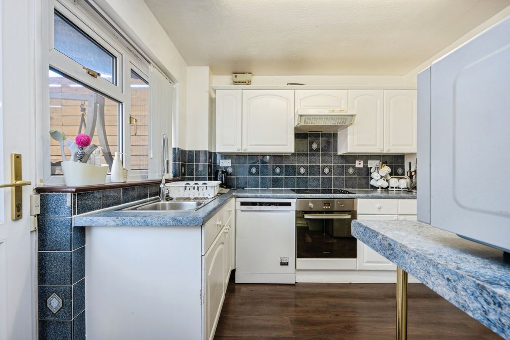 Property photo 3 of 20 Kitchen