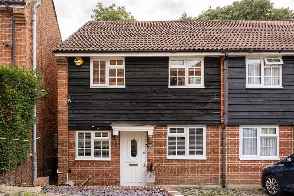 Property photo 1 of 35 Meadow Close, E4