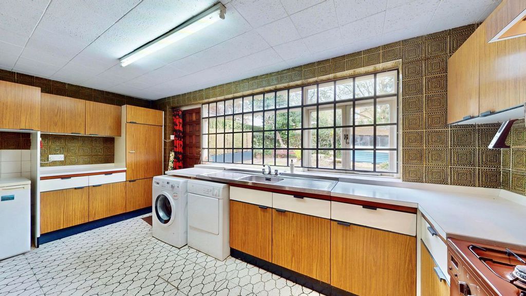 Property photo 3 of 11 Photo 8