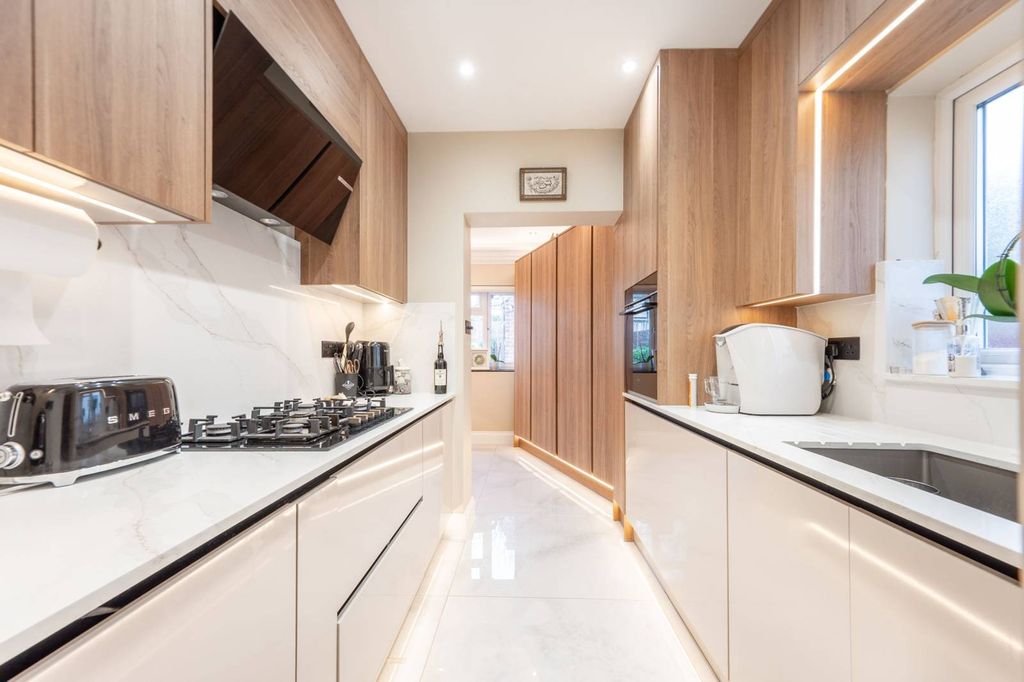 Property photo 3 of 31