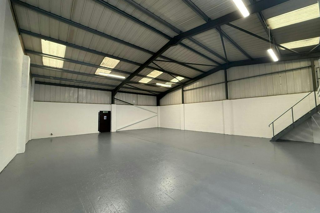 Property photo 2 of 2 21 Horcott Int.Jpg