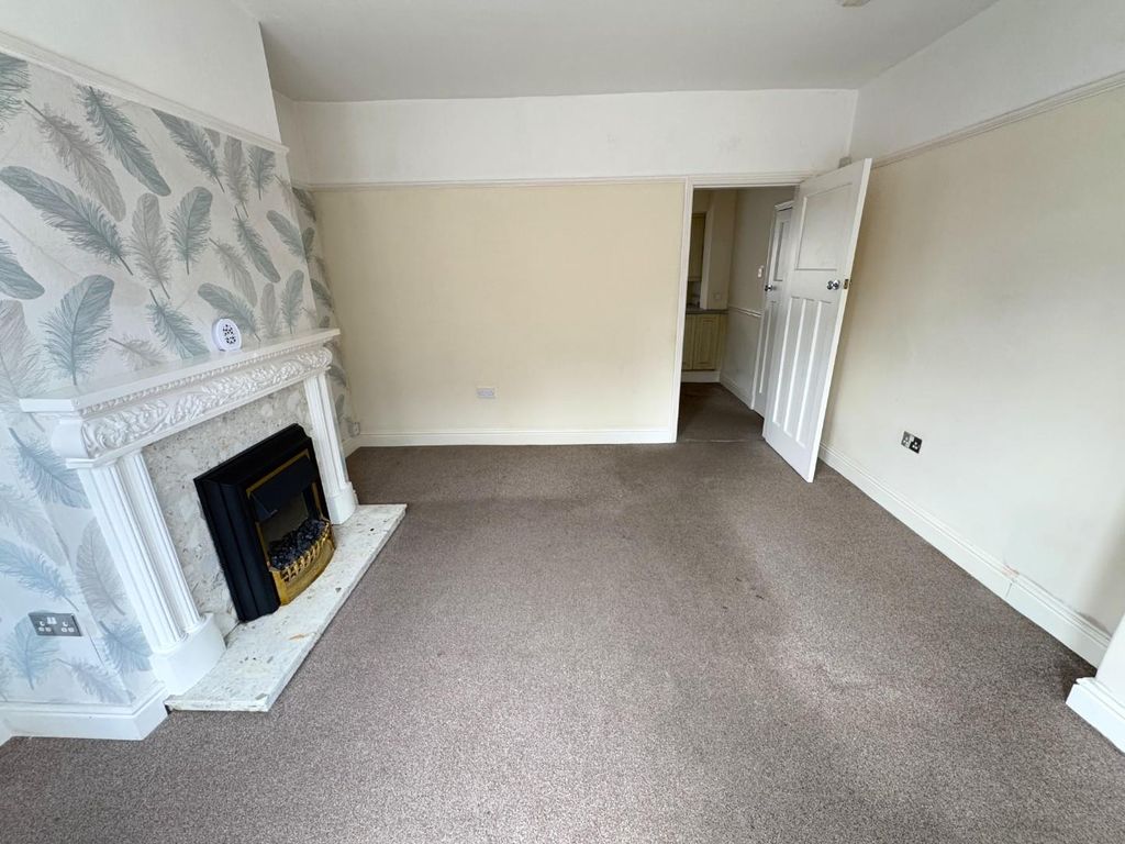 Property photo 3 of 17 Lounge