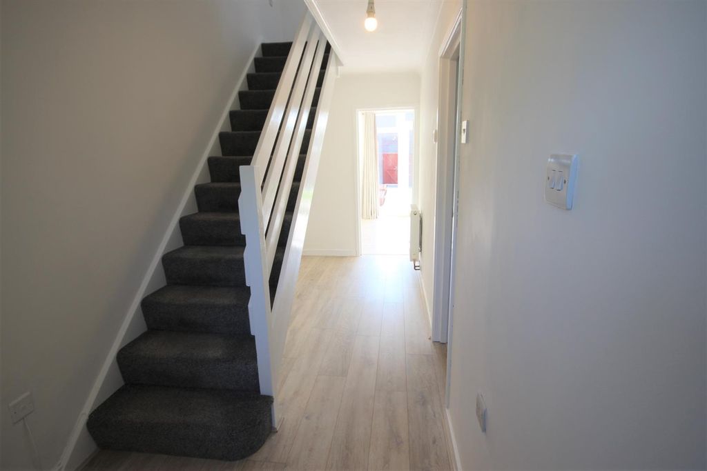 Property photo 2 of 18 Entrance Hall.Jpg