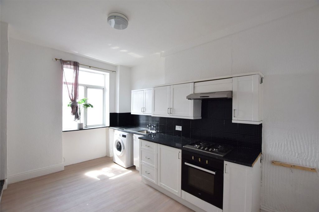 Property photo 3 of 10 Kitchen