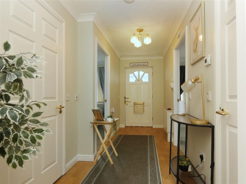 Property photo 3 of 16 Entrance Hall