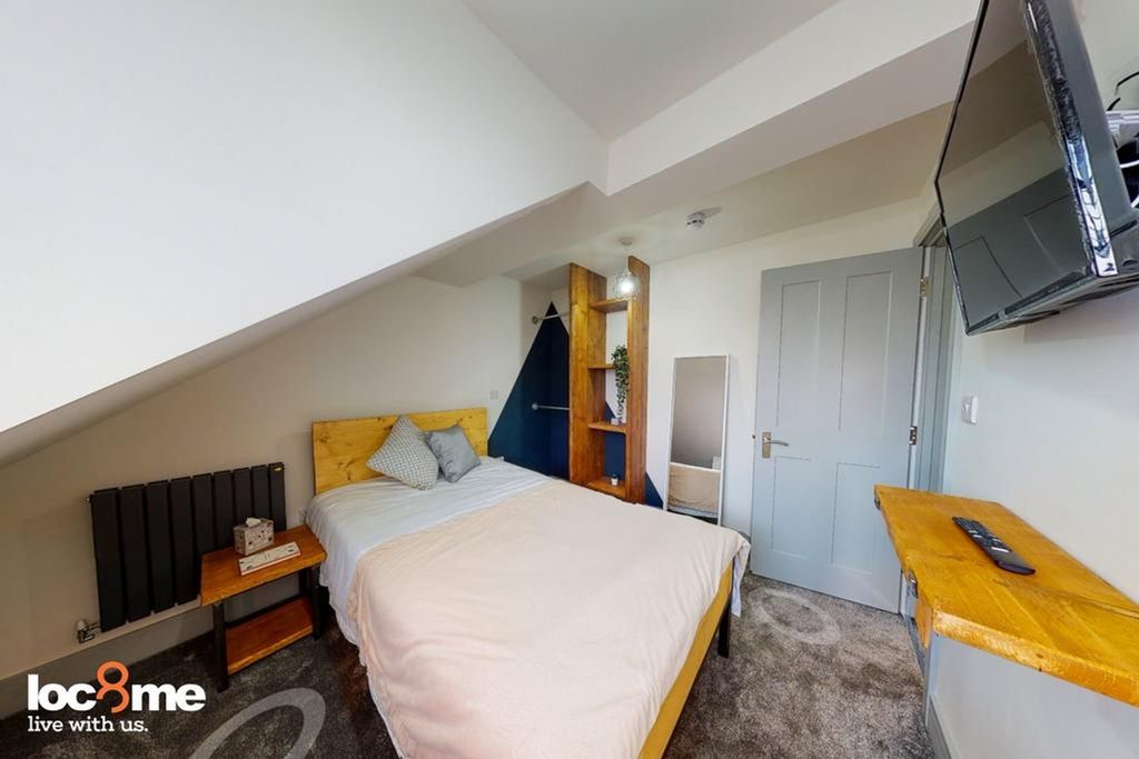 Property photo 2 of 7 A Bright And Tidy Double Bedroom Featuring Modern ...