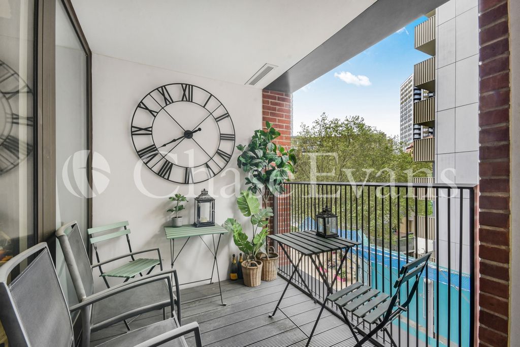 Property photo 3 of 17 Balcony