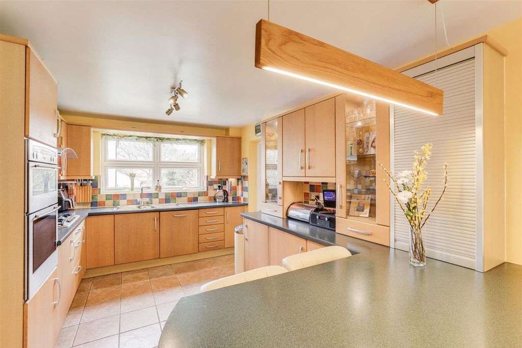 Property photo 3 of 27