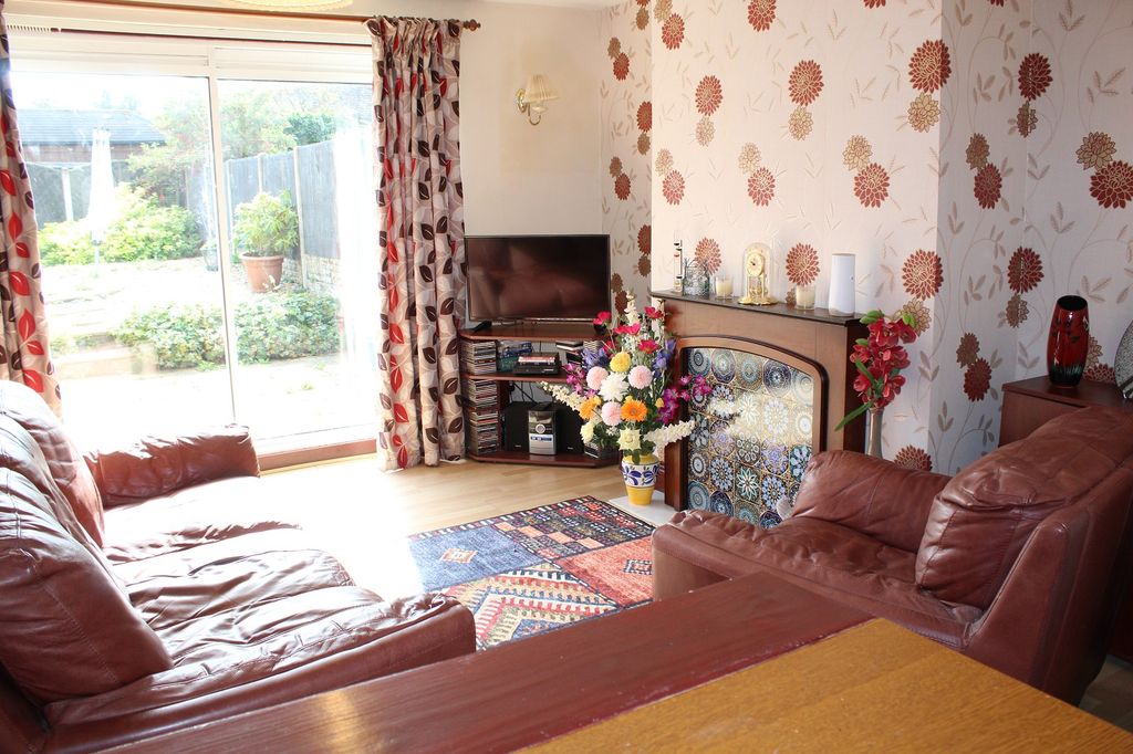 Property photo 2 of 13 Lounge