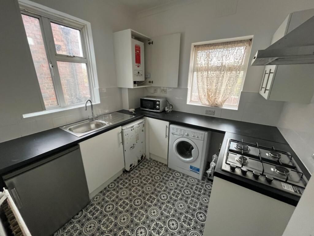 Property photo 1 of 11 2 Bed Flat To Rent, Romford Rm6