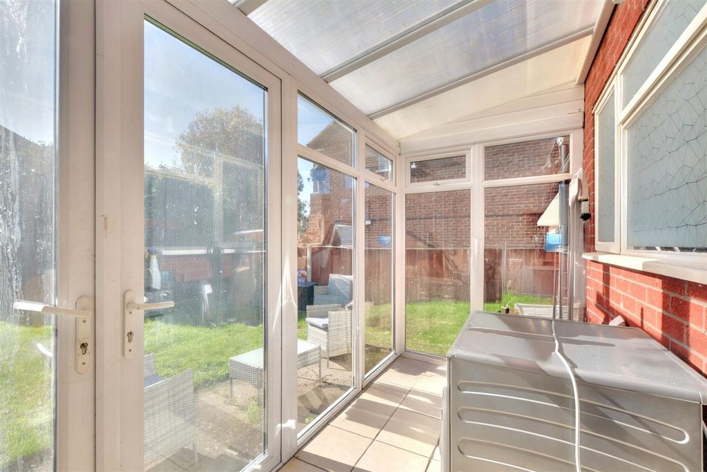 Property photo 3 of 11 Conservatory.Jpeg