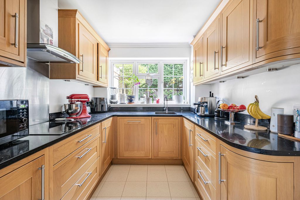 Property photo 3 of 30 Kitchen