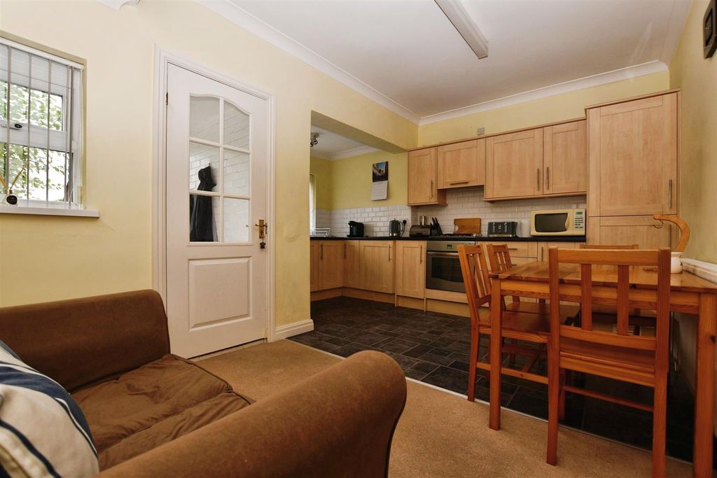 Property photo 3 of 23 Fitted Kitchen / Dining Room