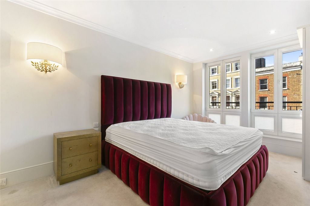 Property photo 2 of 18 Principal Bedroom