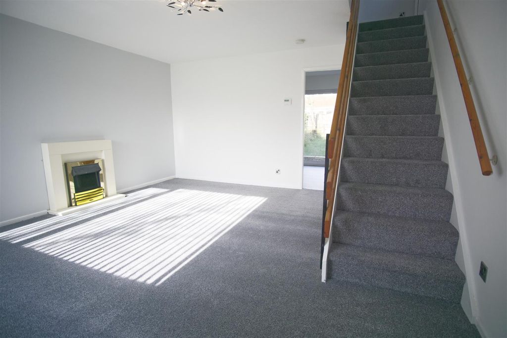 Property photo 2 of 11 Lounge Image 1