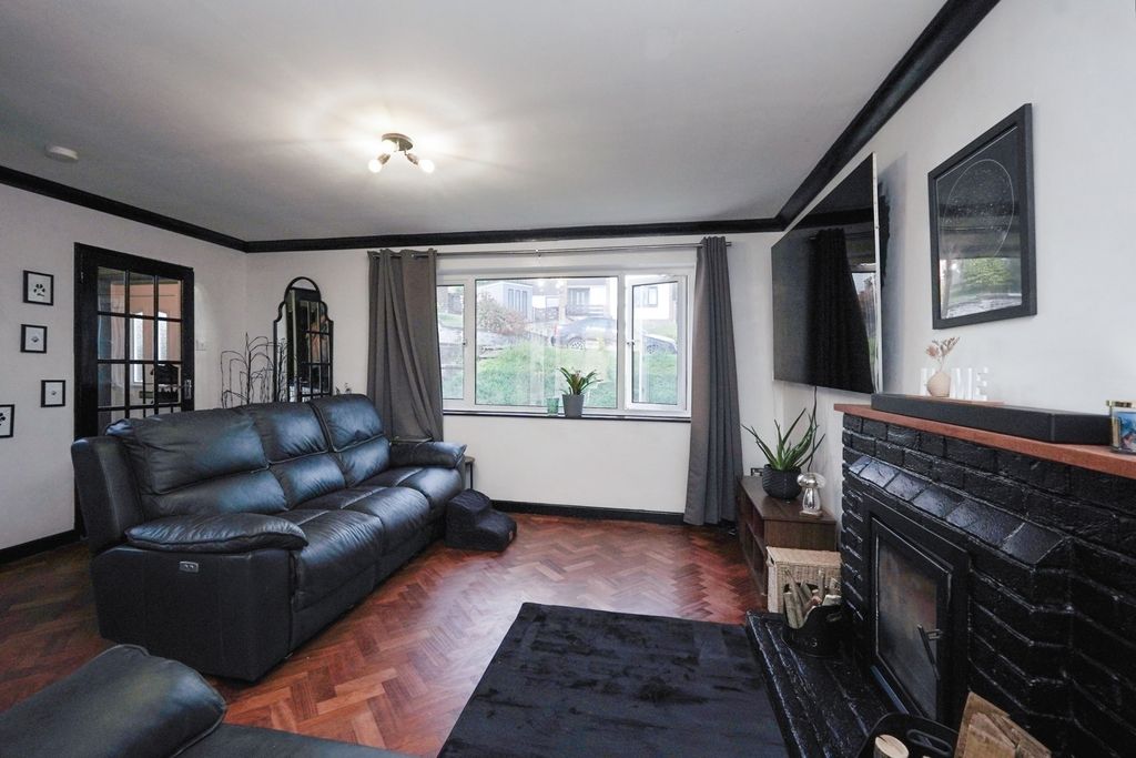 Property photo 2 of 17 Photo