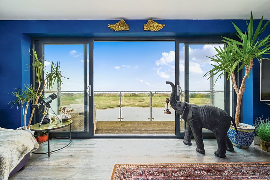 Property photo 3 of 39 Sitting Room