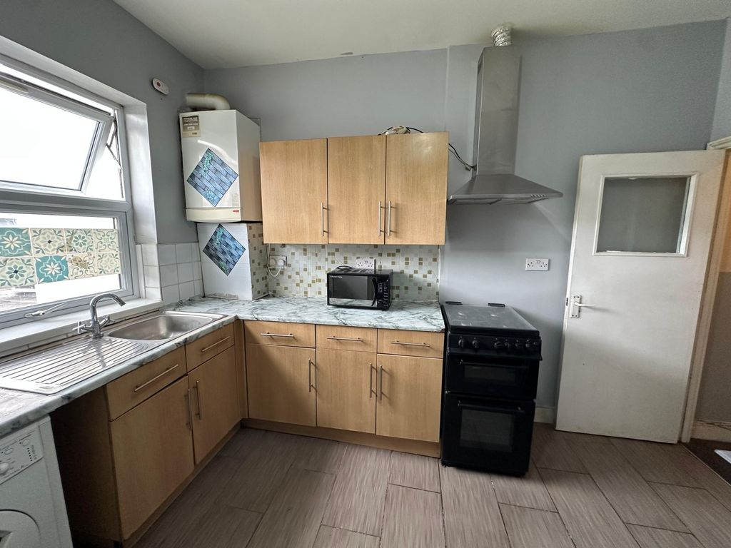 Property photo 1 of 14 Four Bedroom First Floor Flat High Road Ilford- £2400