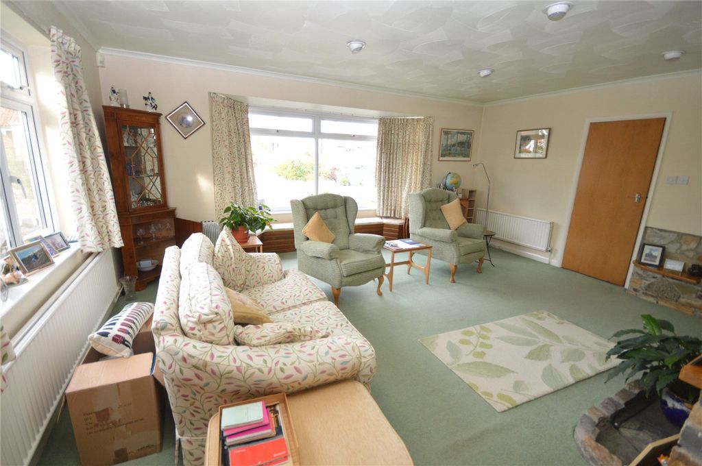 Property photo 3 of 18 Lounge