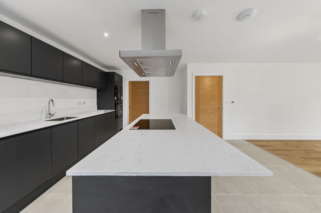 Property photo 3 of 34