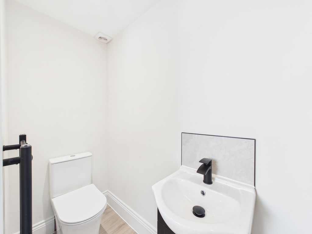 Property photo 3 of 8 Room 7 Ensuite