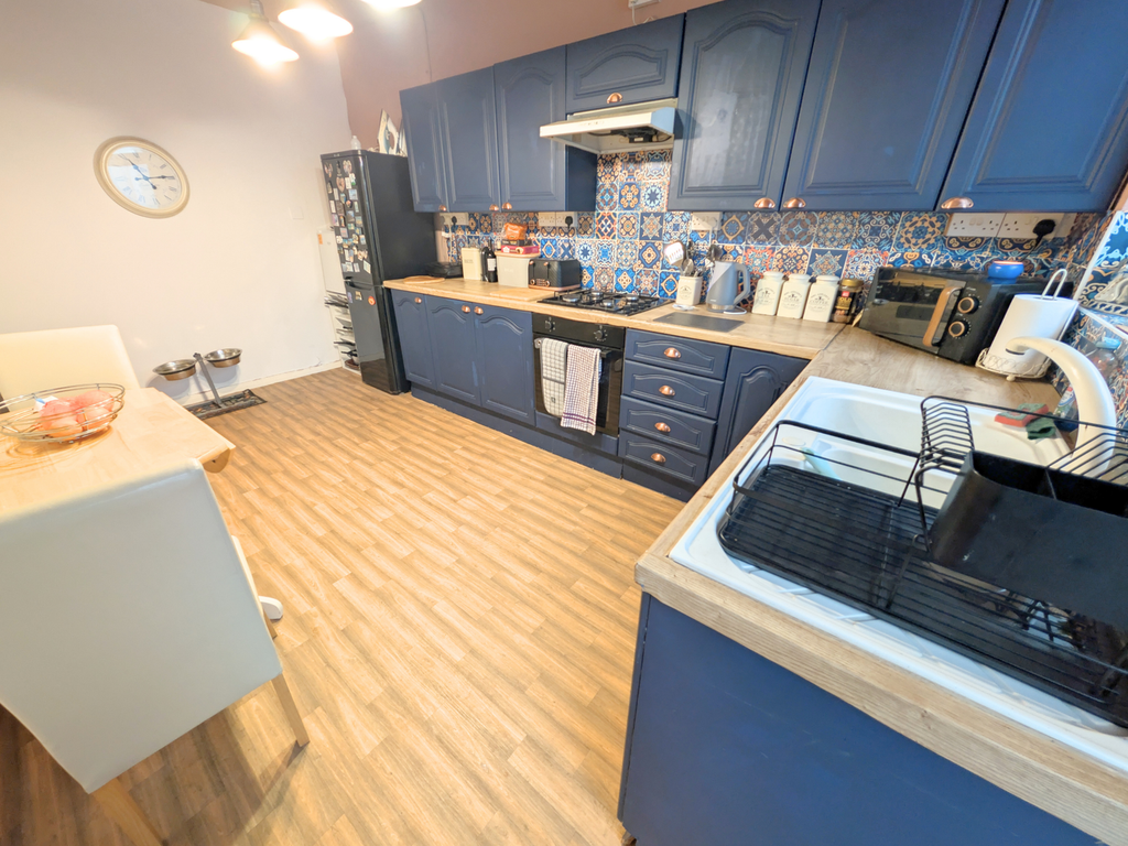 Property photo 3 of 10 Kitchen