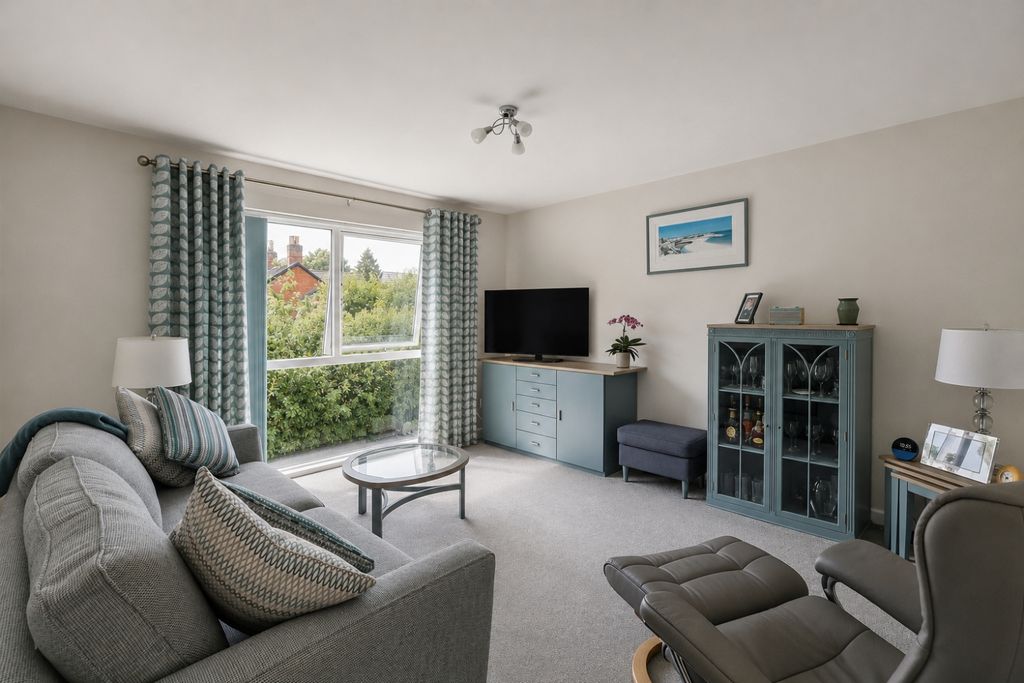 Property photo 2 of 14 844071Bf-Ff9E-44Ad-Af6A-Ef1E567B2Ef7