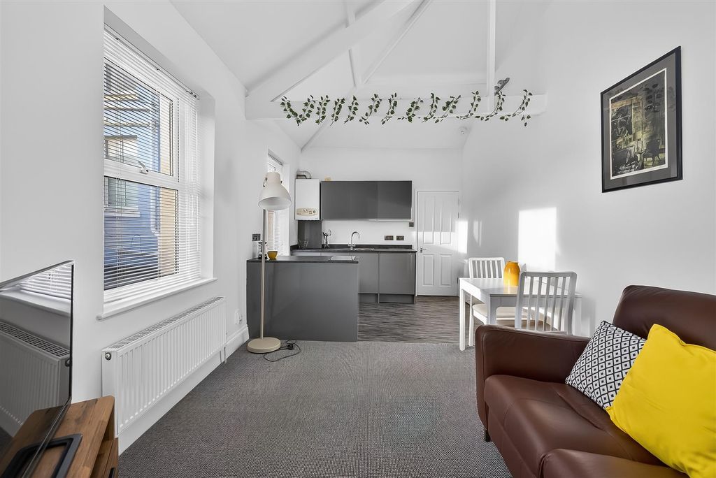 Property photo 2 of 14 Lounge/Kitchen