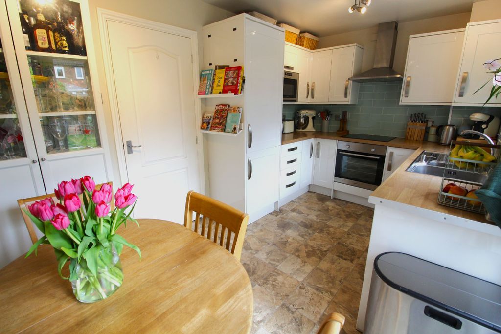 Property photo 3 of 16 Kitchen Diner
