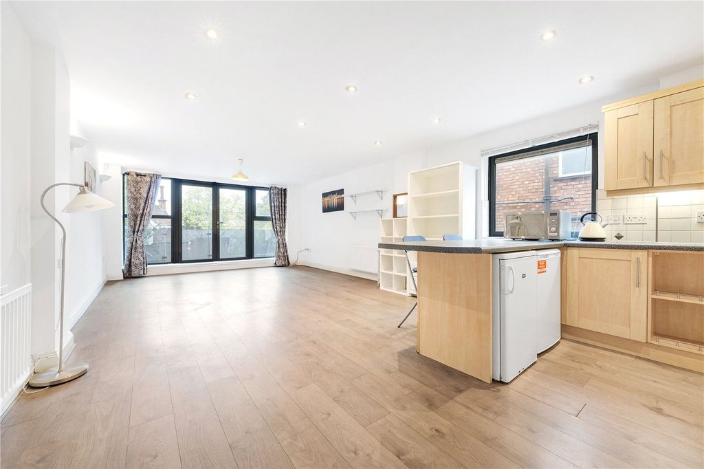 Property photo 3 of 11 Reception/Kitchen