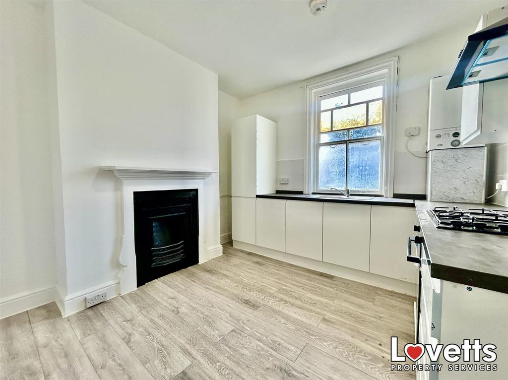 Property photo 3 of 11 Kitchen