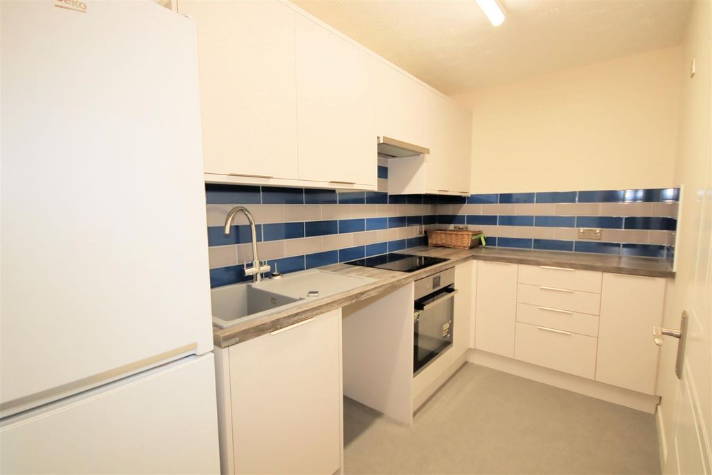 Property photo 2 of 10 Fitted Kitchen