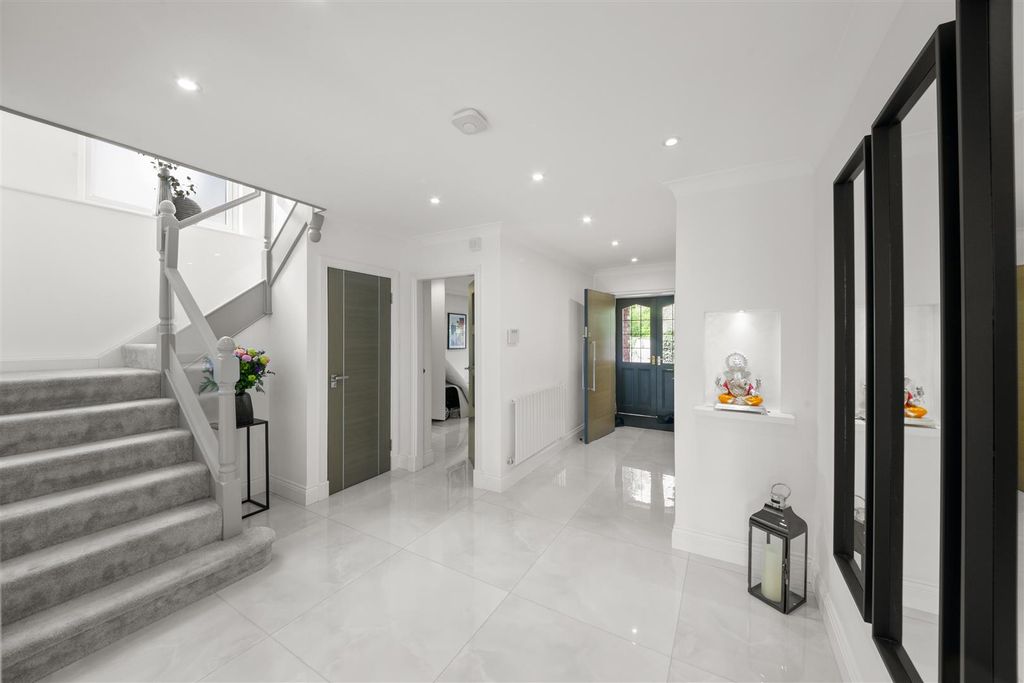 Property photo 2 of 36