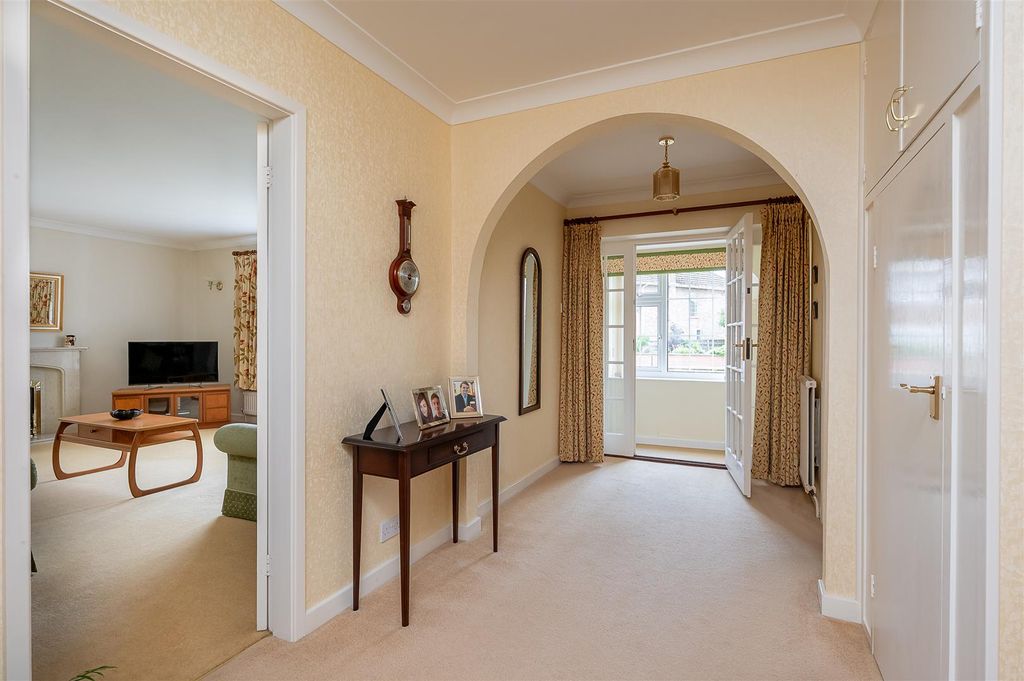 Property photo 3 of 19 Entrance Hall