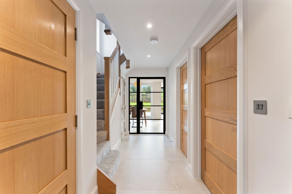 Property photo 2 of 33