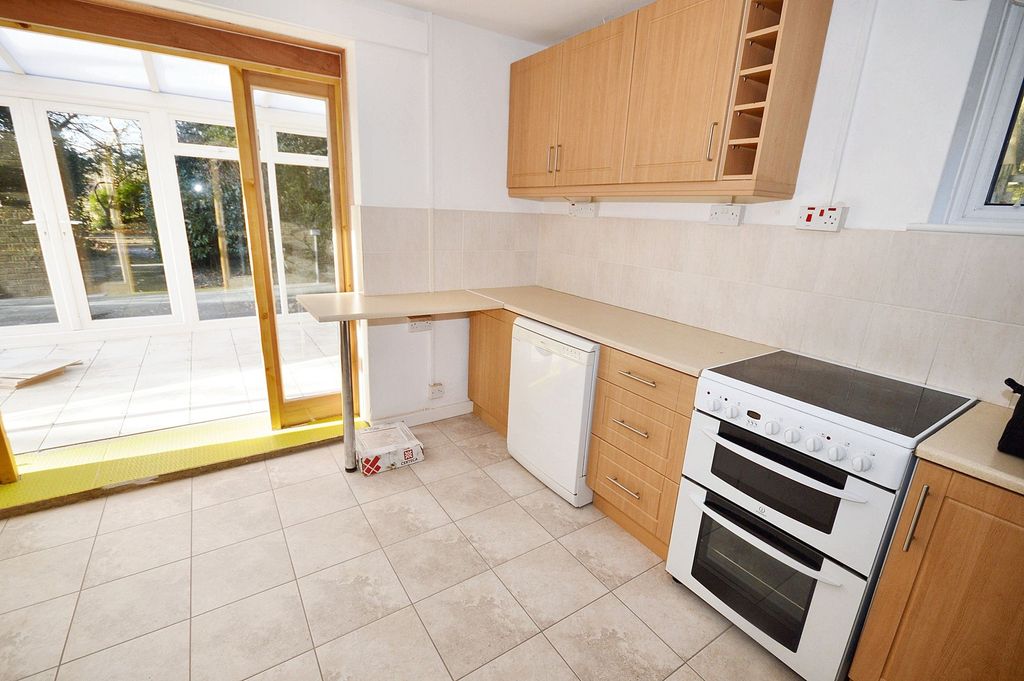 Property photo 2 of 8 Kitchen