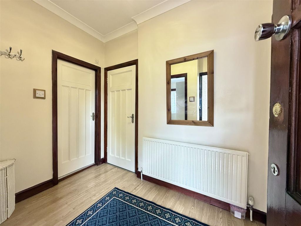 Property photo 2 of 11 Hallway