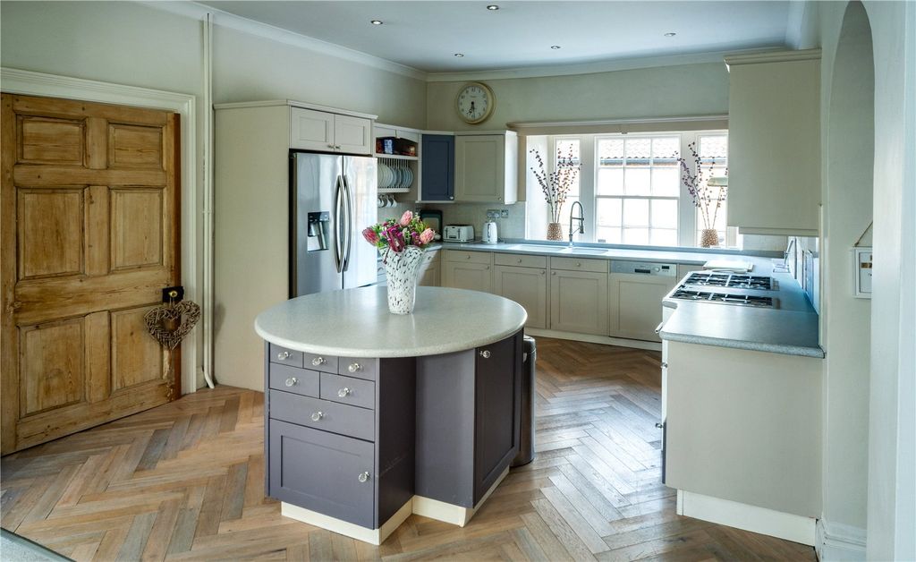 Property photo 3 of 17 Kitchen