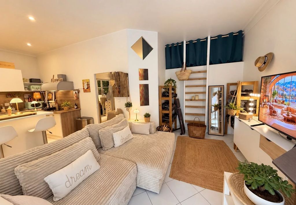 Property photo 1 of 5 Cannes Banane – 40 m² Two-Room Flat Steps From Rue d’Antibes