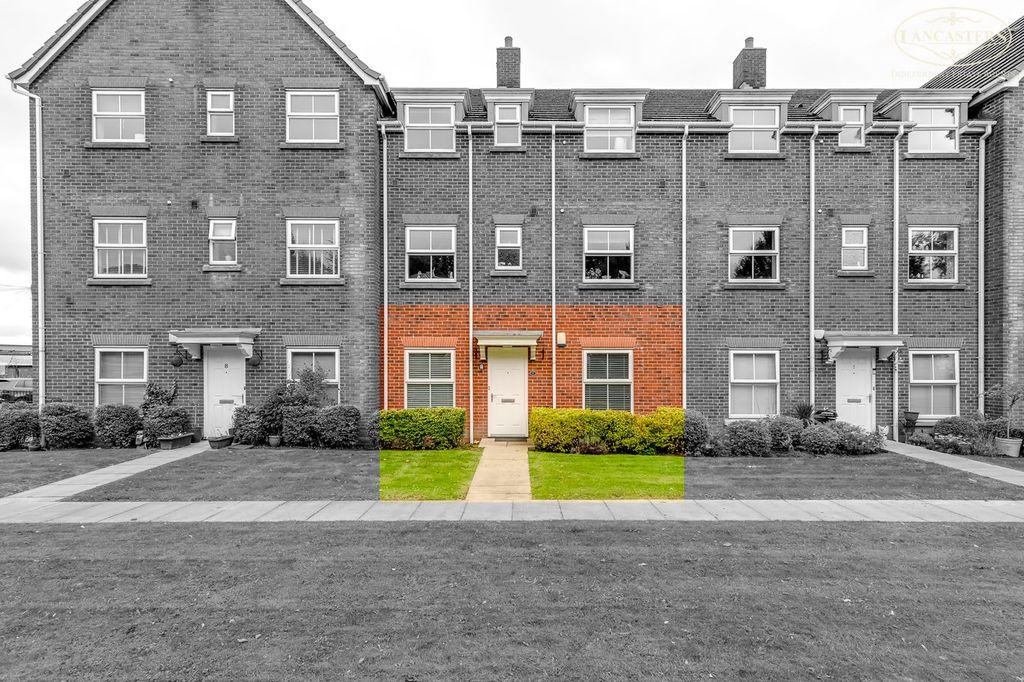 Property photo 1 of 18 7 Marchwood Close Entrance