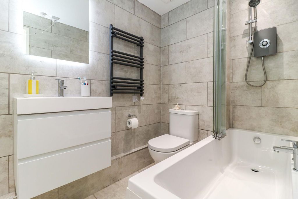 Property photo 3 of 11 Re-Fitted Bathroom